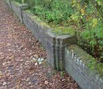 Het kerkterrein wordt omzoomd door een envoudig bakstenen muur..tje.
              <br/>
              Richard Keijzer, 2014-10-19